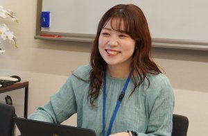 笑顔で話す水野