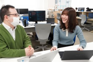 ディレクターと相談しながら仕事を進めるWebデザイナー