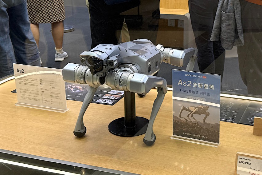百貨店で販売されている四足歩行ロボット
