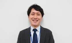 総務部　前島耕太郎